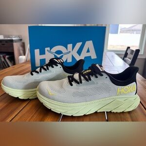 Hoka Arahi 7 Running Shoes - Stability- in Pale Green and Grey